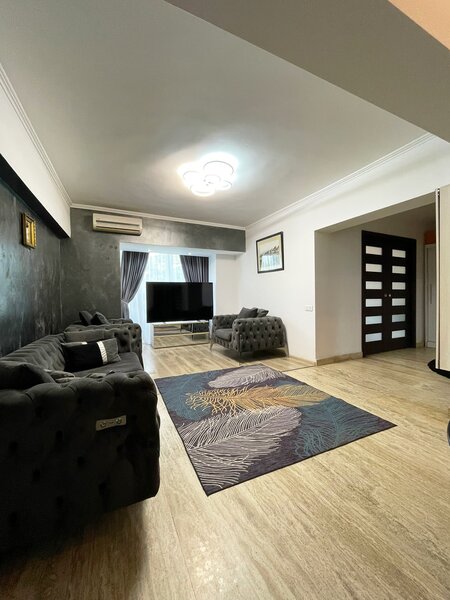 Piata Unirii, 3 camere, design modern, 88 mp, 2 bai, 900 EUR