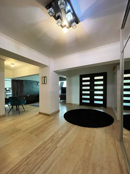 Piata Unirii, 3 camere, design modern, 88 mp, 2 bai, 900 EUR